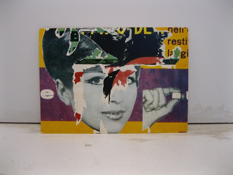Cartolina con riproduzione a colori dell'opera di Mimmo Rotella 'Sexi' (1961)